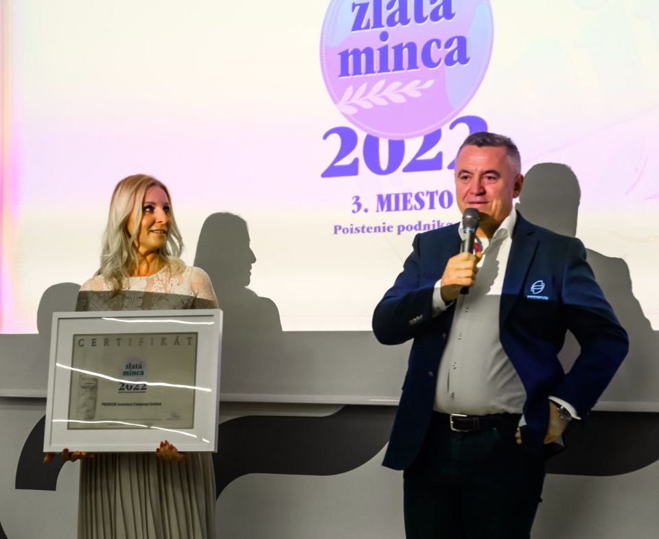 Odovzdávanie certifikátu Zlatá minca 2022 Mojmírovi Vedejovi. 3. miesto pre poistenie podnikania - PREMIUM