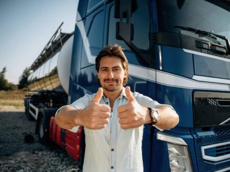Vodič kamiónu je spokojný, lebo poistenie firmy ho chráni pred zodpovednosťou za škody, vrátane tých environmentálnych.